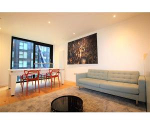 Stunning 1 Bedroom Apartment in Edinburgh’s Prestigious Quartermile - Image 3
