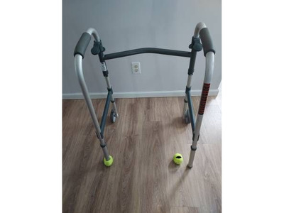Rolling walker (rollator) with hand brakes